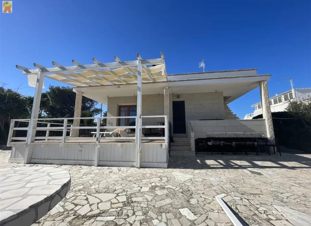 Detached Villa With Garden And Direct Access To The Beach.